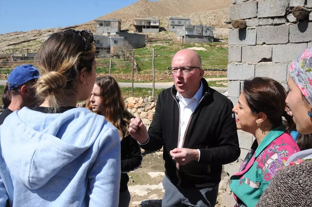 Şefler, Mardin\'de Tandır Ekmeği Yaptı