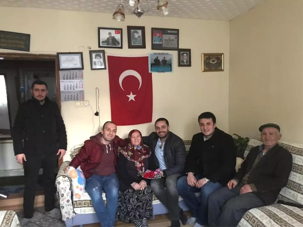 Ülkü Ocakları, Şehit Annelerine Karanfil Dağıttı