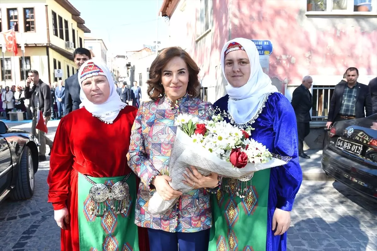 Uşak\'ta "Dokuyan Eller Halı Kilim Evi" Açıldı