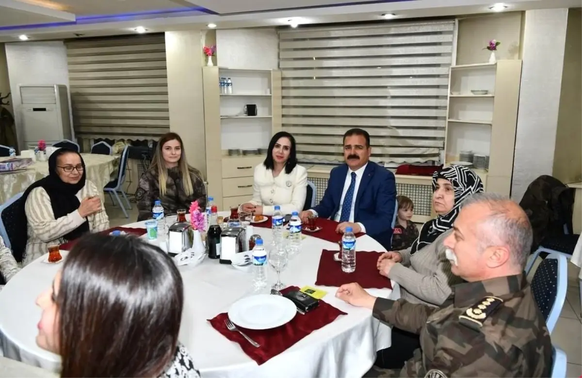 Vali Akbıyık Kadın Polislerle Bir Araya Geldi