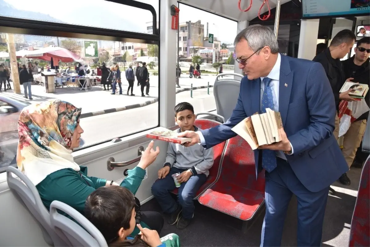 Vali Deniz\'den Kadınlar Gününde Bir Çiçek, Bir Kitap