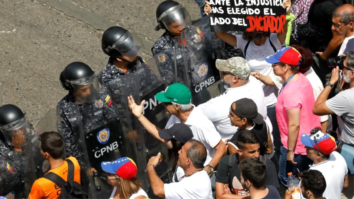 Venezuela\'da Polis Göstericilere Karşı Biber Gazı Kullandı