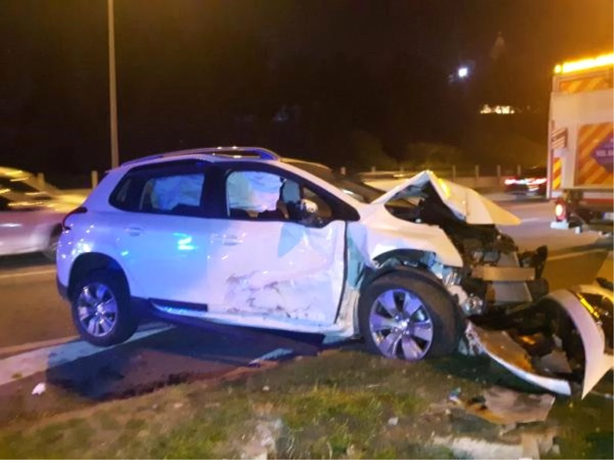 Zeytinburnu\'nda Trafik Kazası: 2 Yaralı