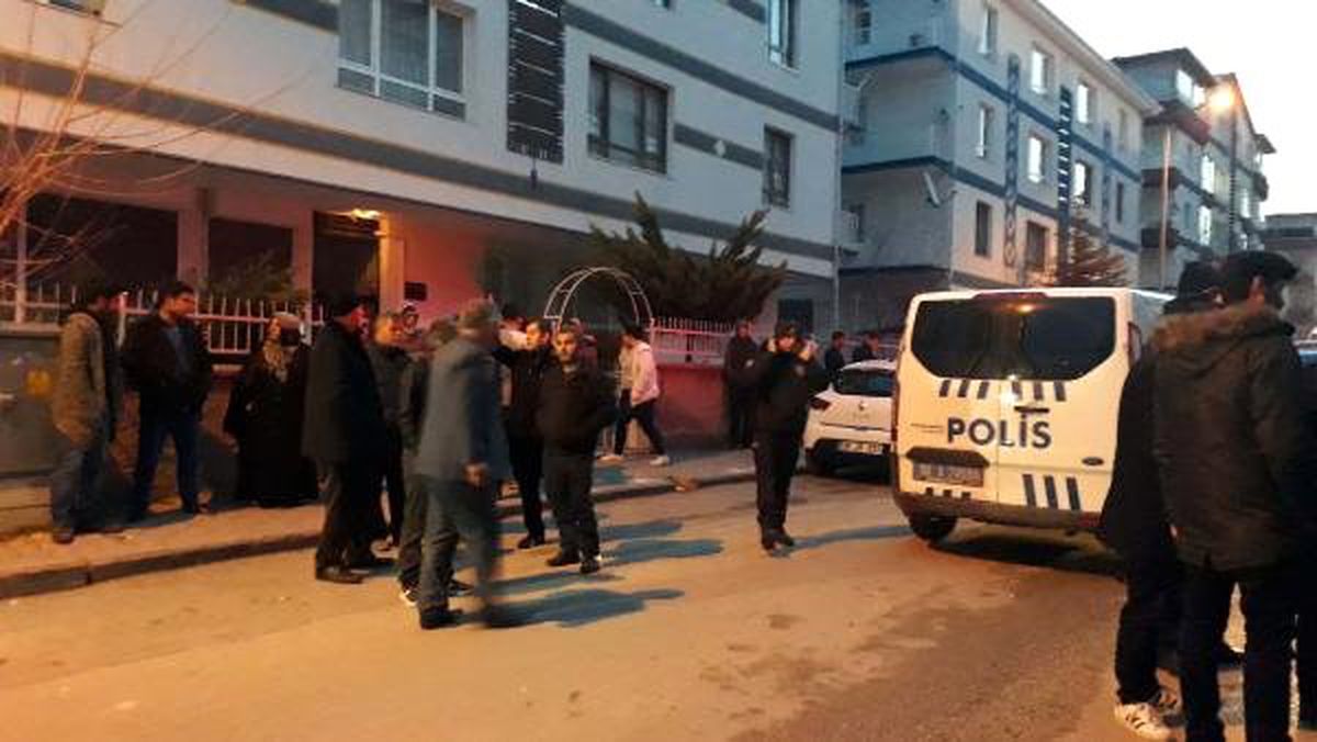 Ankara\'da Kolonlarında Çatlaklar Oluşan 3 Katlı Bina Boşaltıldı