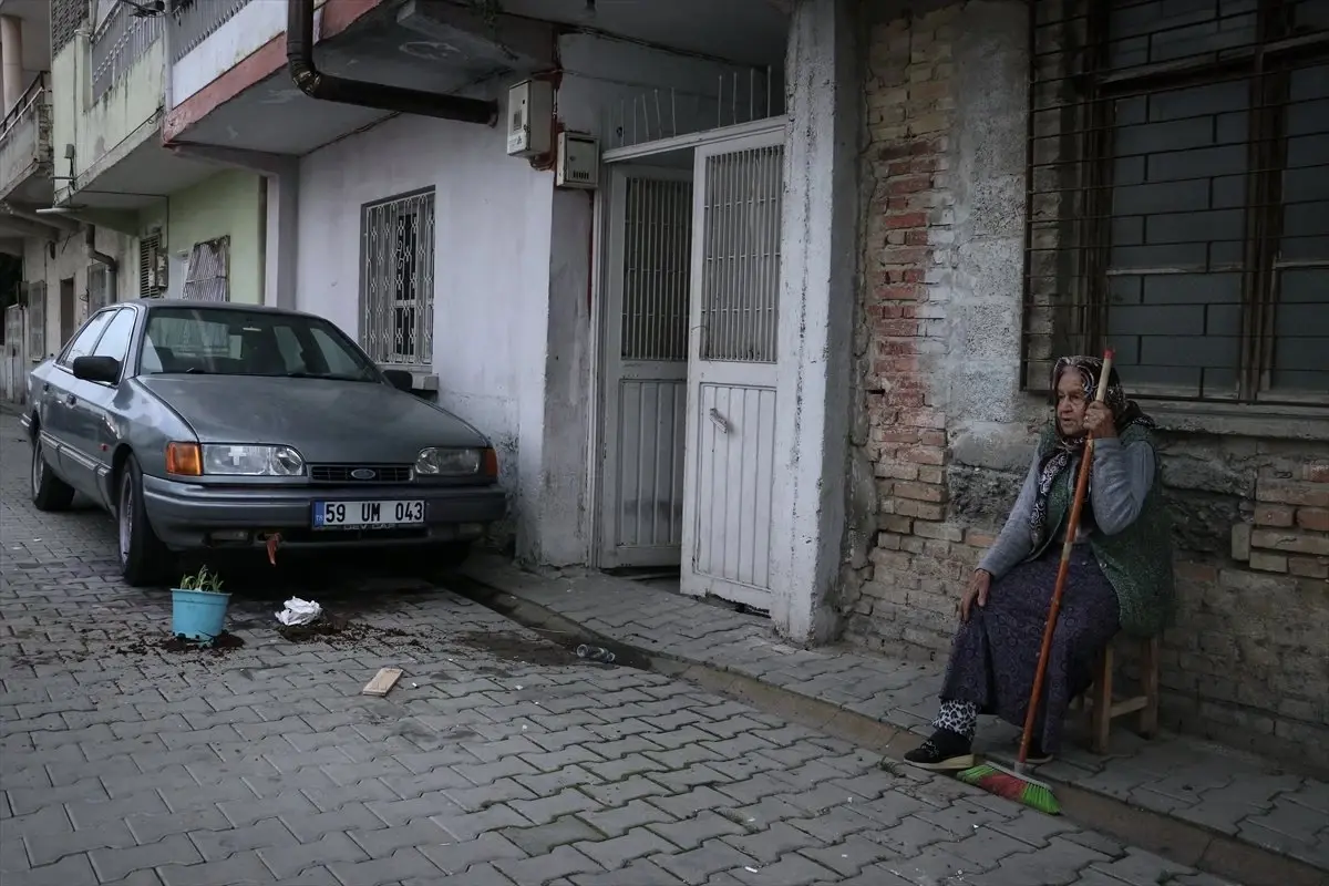 Babaanne Torununun Otomobilini Yakmaya Çalışan Kadını Saksı Atarak Engelledi