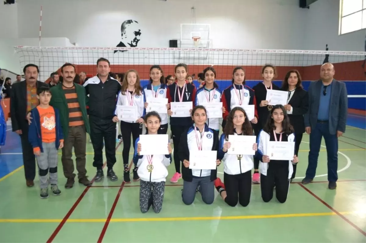 Bozyazı\'da Yıldız Kızlar Voleybol Birinciliği Müsabakaları Sona Erdi