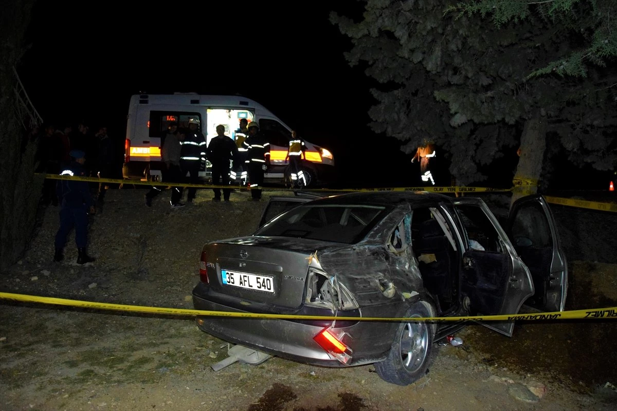 Burdur\'da Otomobil Ağaca Çarptı: 1 Ölü, 4 Yaralı