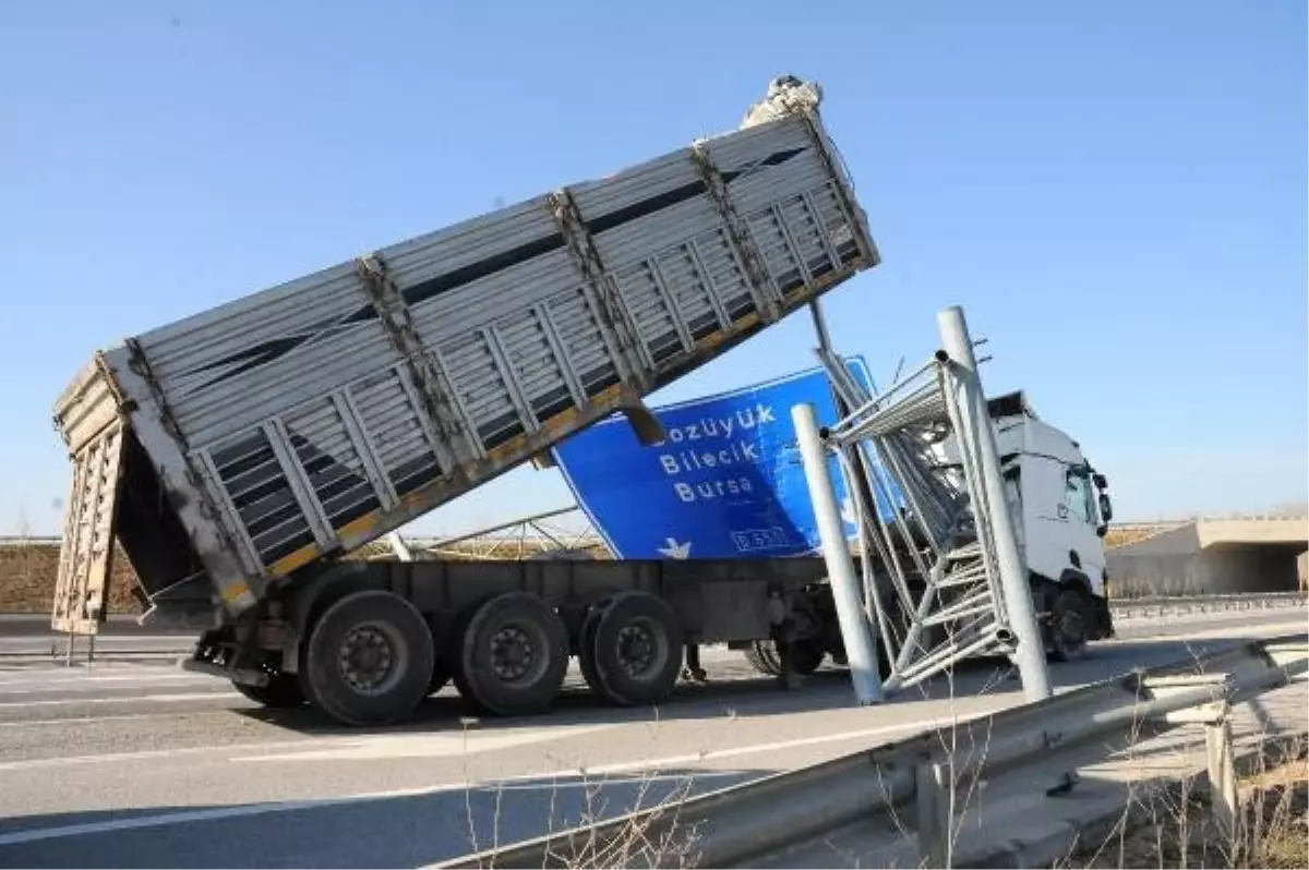 Damperi Açılan Kamyon Yön Levhasını Yerinden Söktü