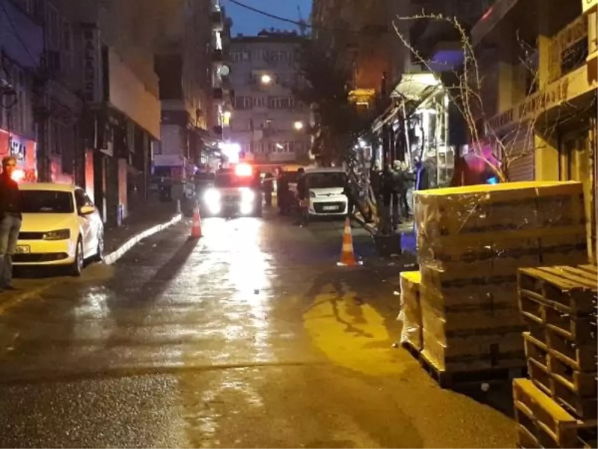 Fatih\'te Bir Polis İş Yeri Güvenlik Görevlisini Bacağından Vurdu