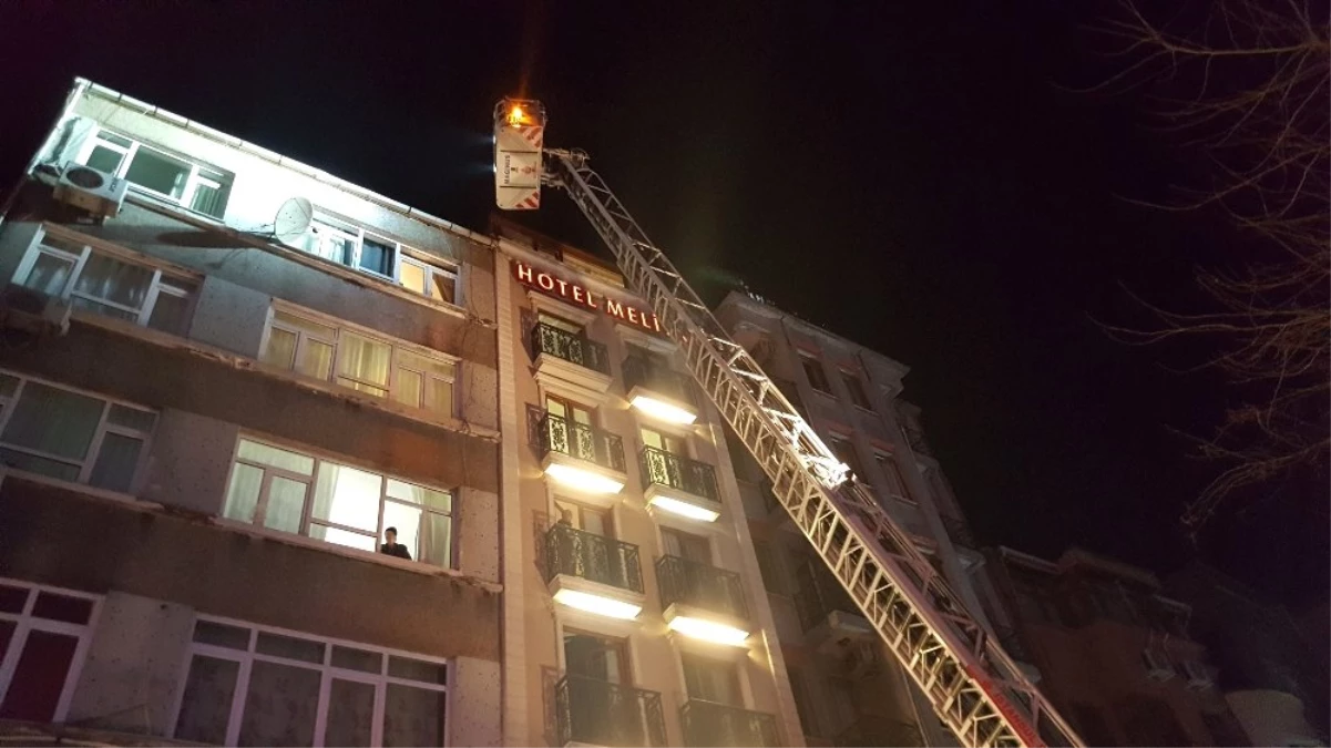 Fatih\'te Otel Yangını: 20 Kişi Dumandan Etkilendi