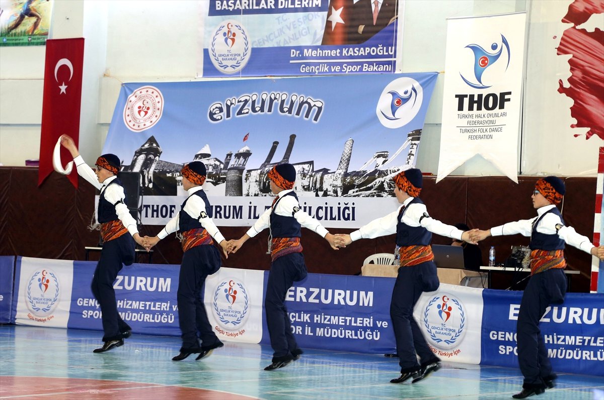 Halk Oyunları Ekipleri Kıyasıya Yarıştı