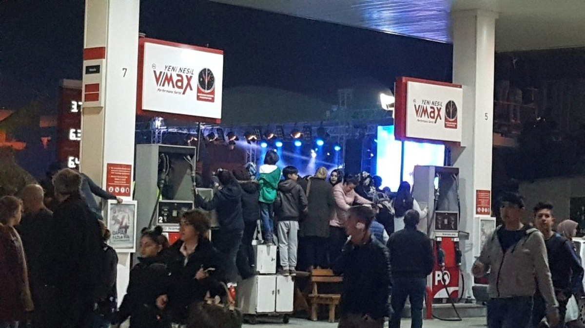 Murat Boz Konserini Petrol İstasyonu Pompasının Üzerinde İzlediler