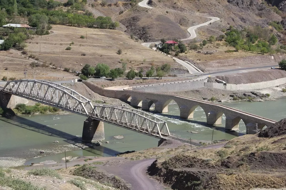 Tarihi Palu Köprüsü Ziyaretçilerini Bekliyor