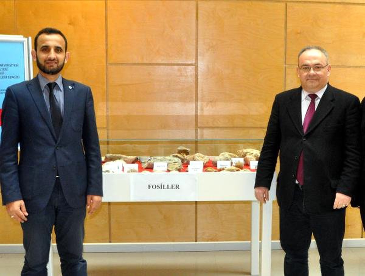 Türkiye\'nin Dört Bir Yanından Topladıkları 300 Çeşit Taşı Sergiliyorlar