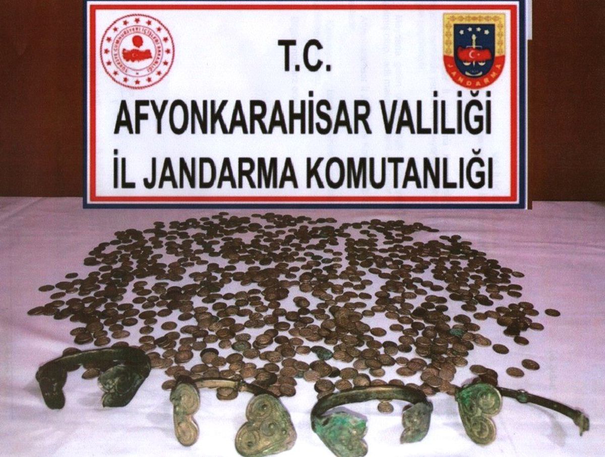 Afyonkarahisar\'da 883 Adet Tarihi Sikke Ele Geçirildi