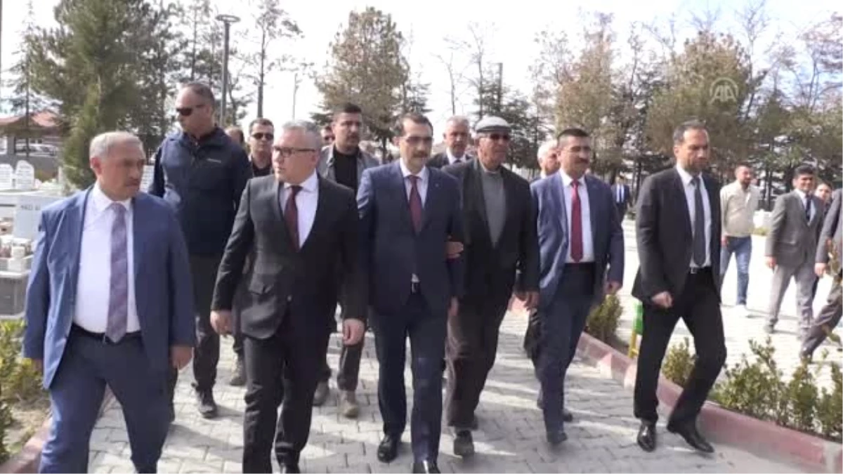 Bakan Dönmez, Şehit Ömer Halisdemir\'in Kabrini Ziyaret Etti