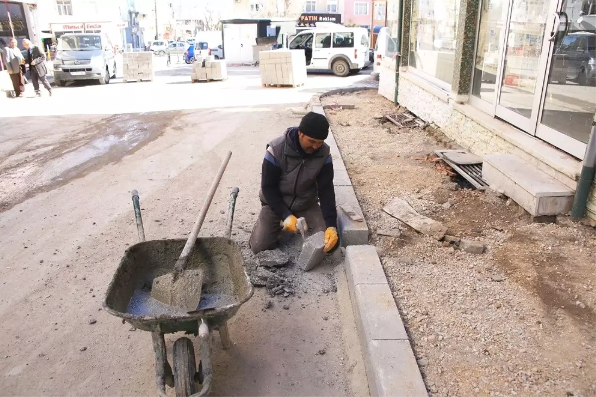 Belediyenin Asfalt ve Kaldırım Çalışması Başlattı