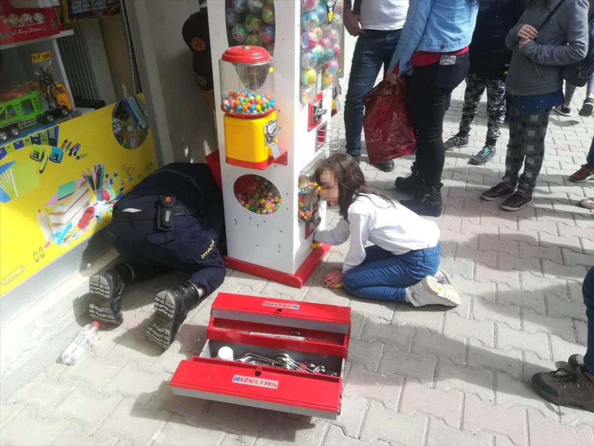Bozüyük\'te Küçük Kızın Eli Oyuncak Makinesine Sıkıştı