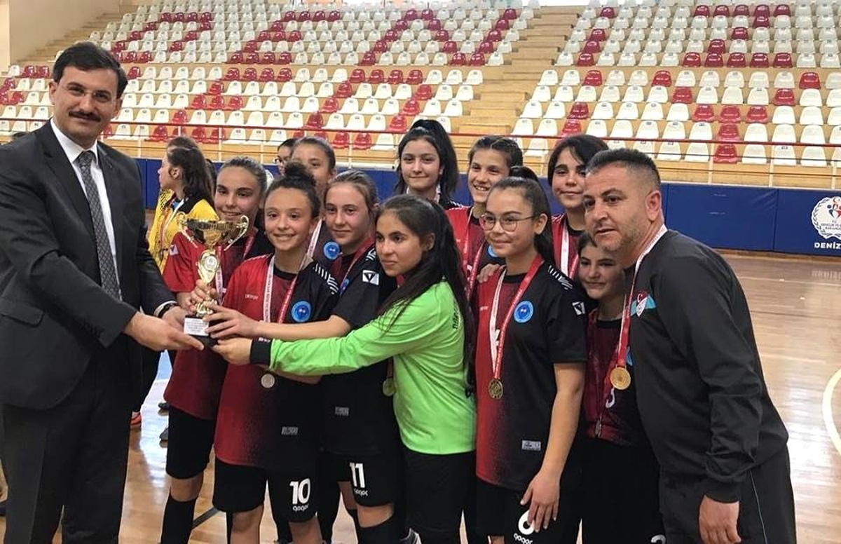 Buldanlı Kız Futsal Takımı Turnuvada Denizli Birincisi Oldu