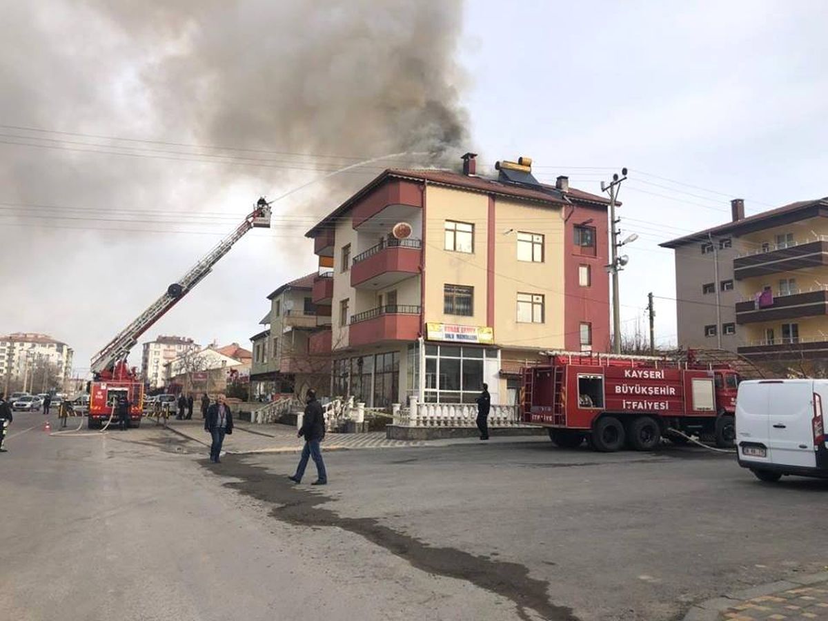 Bünyan\'da İki Katlı Binanın Çatısı Yandı