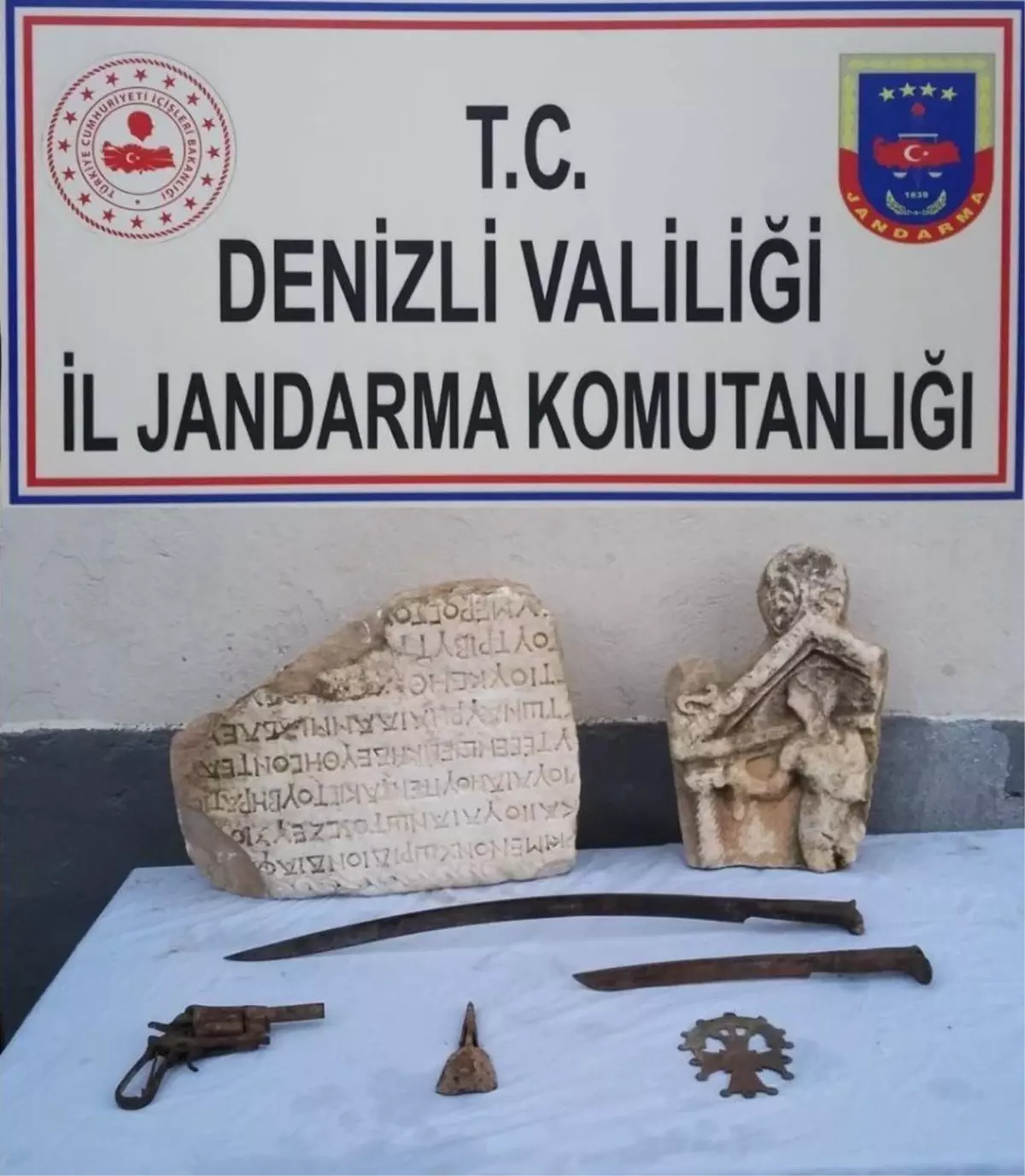 Denizli\'de Jandarma 11 Parça Tarihi Eser Ele Geçirdi