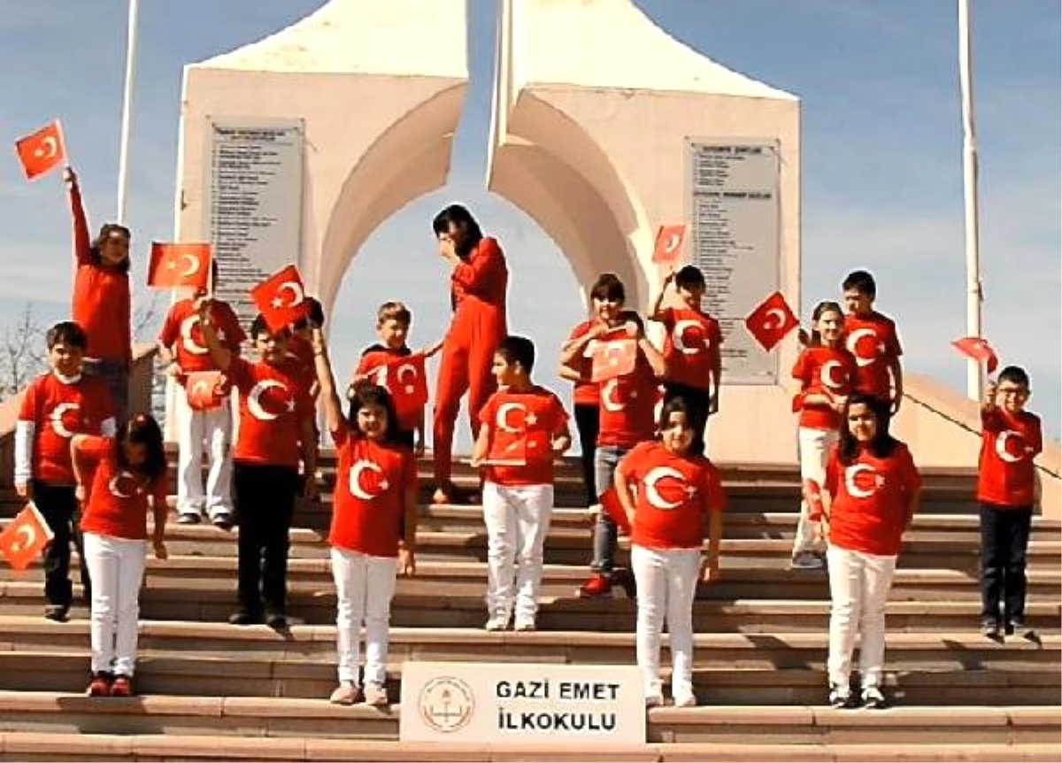 Düşürdüğü Türk Bayrağını Kaldırıp Öperek Alnına Götürdü