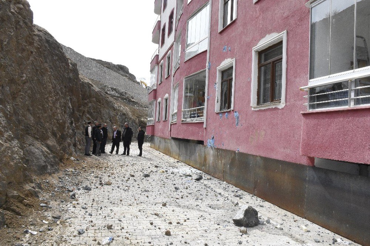 Gümüşhane\'de Patlatma 3 Eve Zarar Verdi