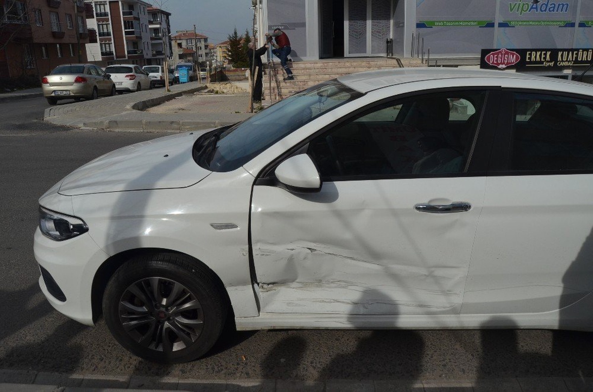 İki Otomobil Çarpıştı: 1 Yaralı