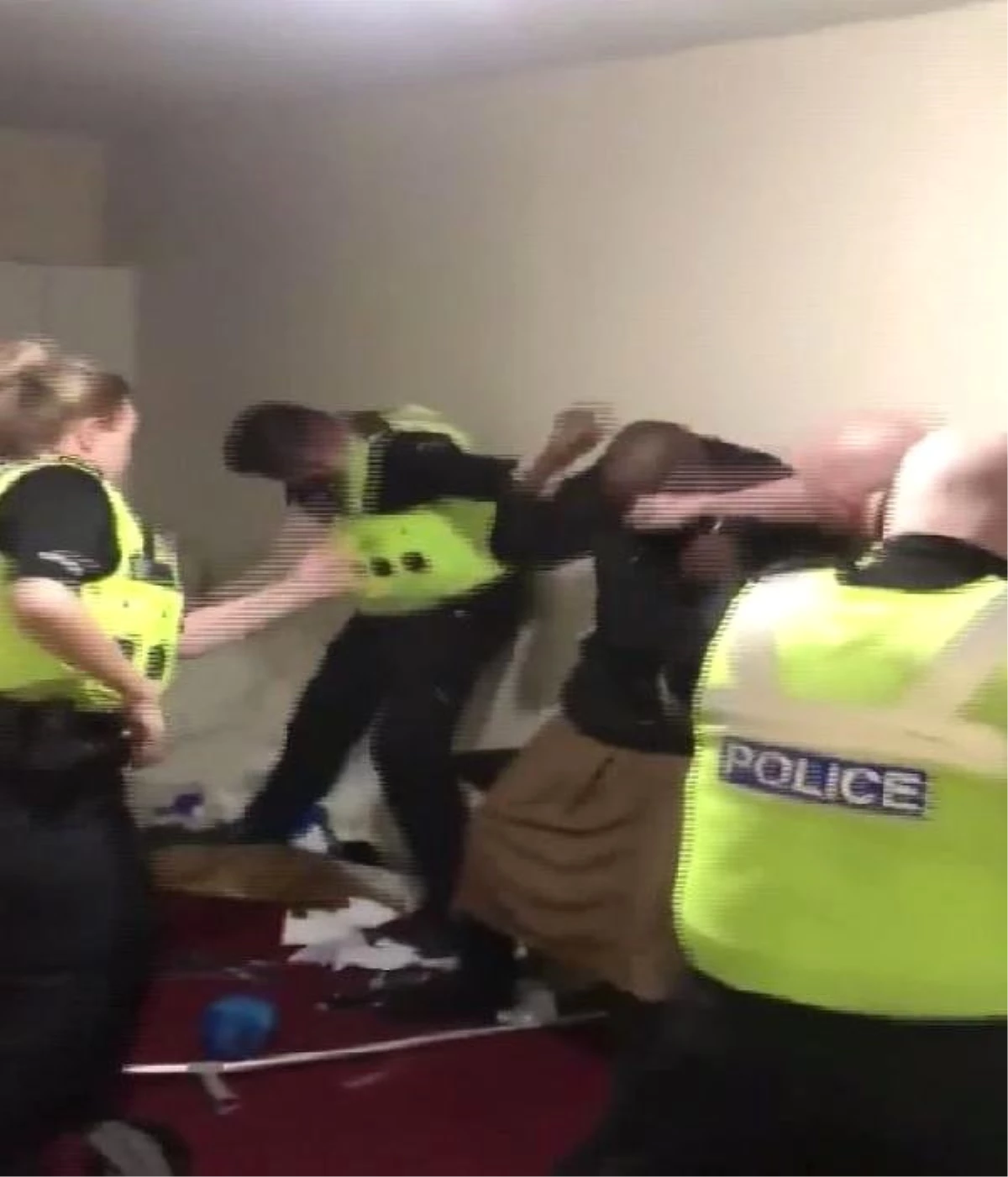 İngiliz Polisi, Siyahi Genci Sprey Kutusu ile Darp Etti