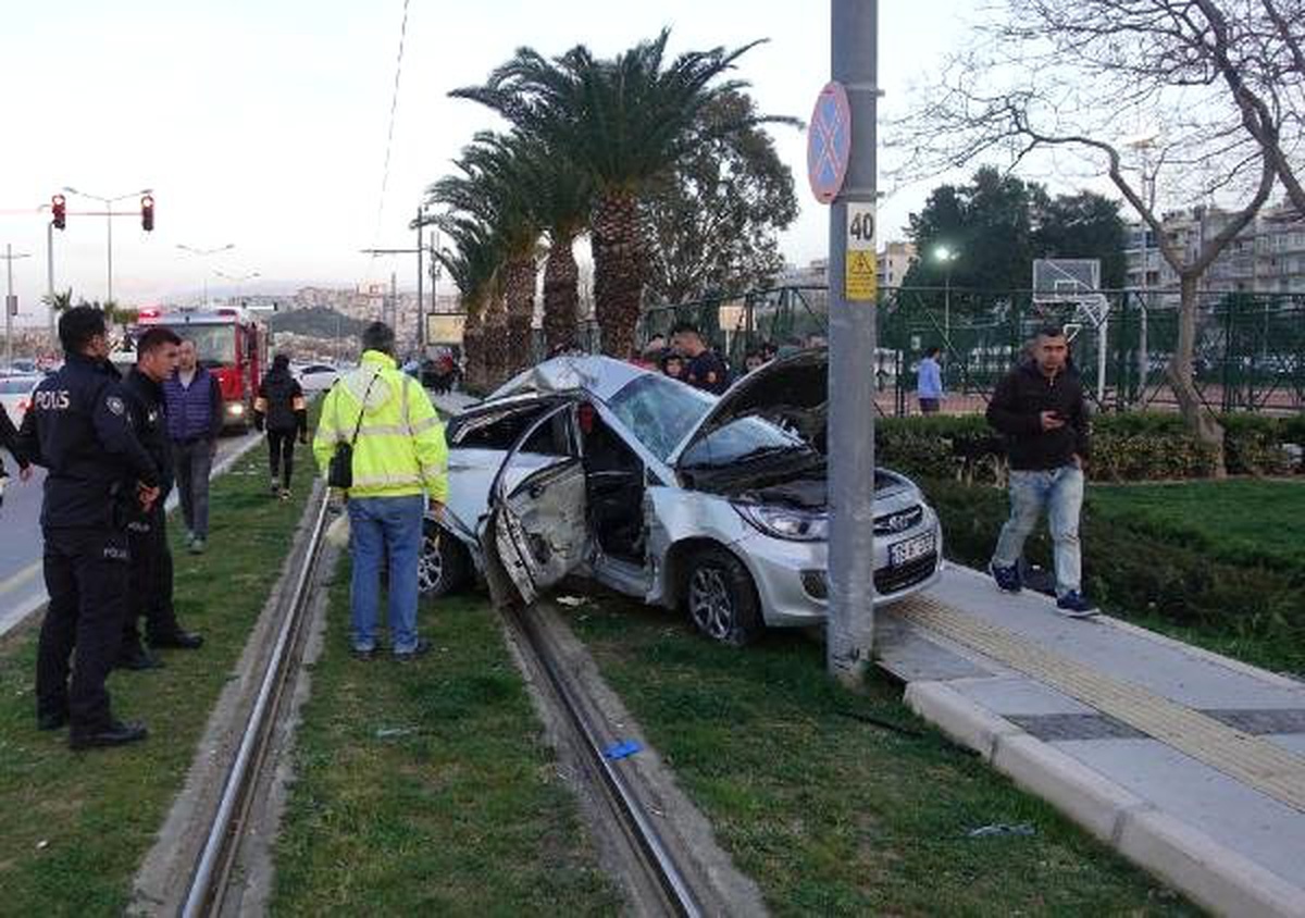 İzmir\'de Kaza Yapan Otomobillerden Biri Yayaya Çarptı: 2 Ölü, 1 Yaralı (2)- Yeniden