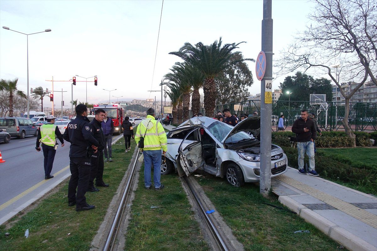 İzmir\'de Trafik Kazası: 3 Yaralı