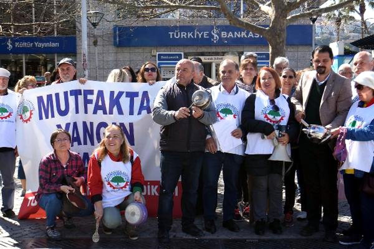 İzmir\'de Tüm Emekli Sen\'den Eylem