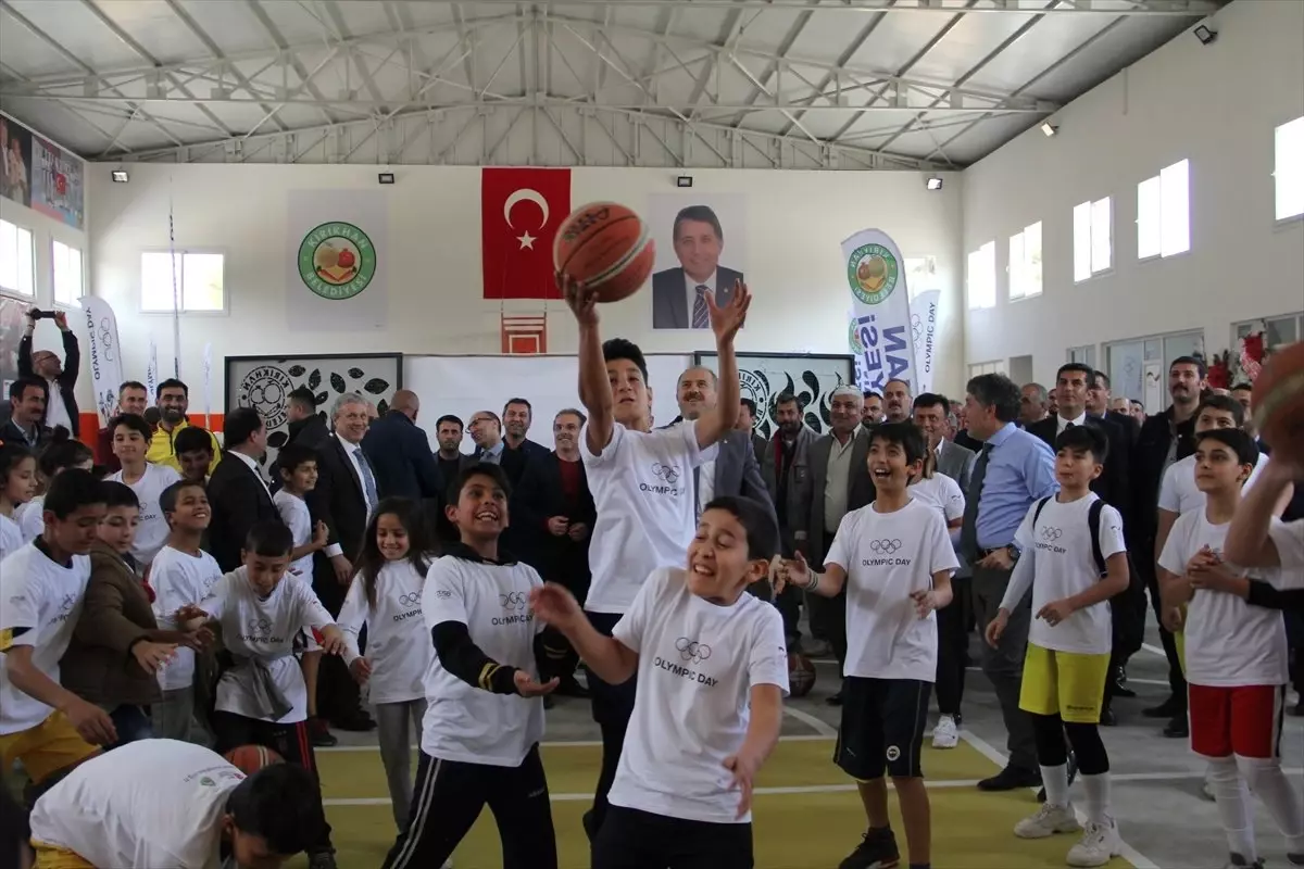 Kırıkhan\'da Spor Salonu Açıldı