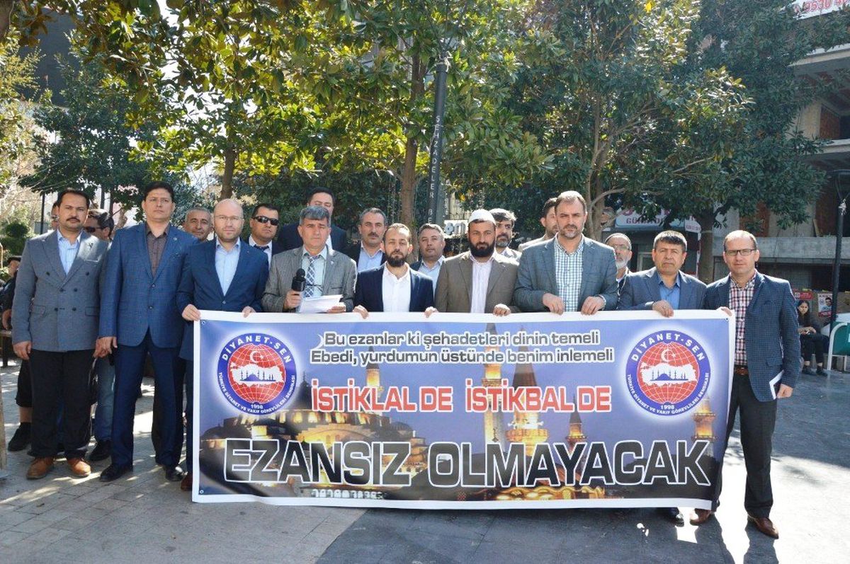 Manisa\'dan \'İstiklal de İstikbal de Ezansız Olmayacak\' Pankartı