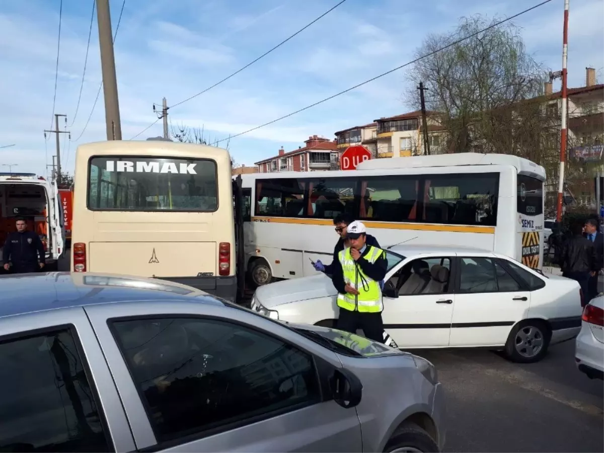 Öğrenci Servisi ile Midibüs Kafa Kafaya Çarpıştı: 3 Yaralı