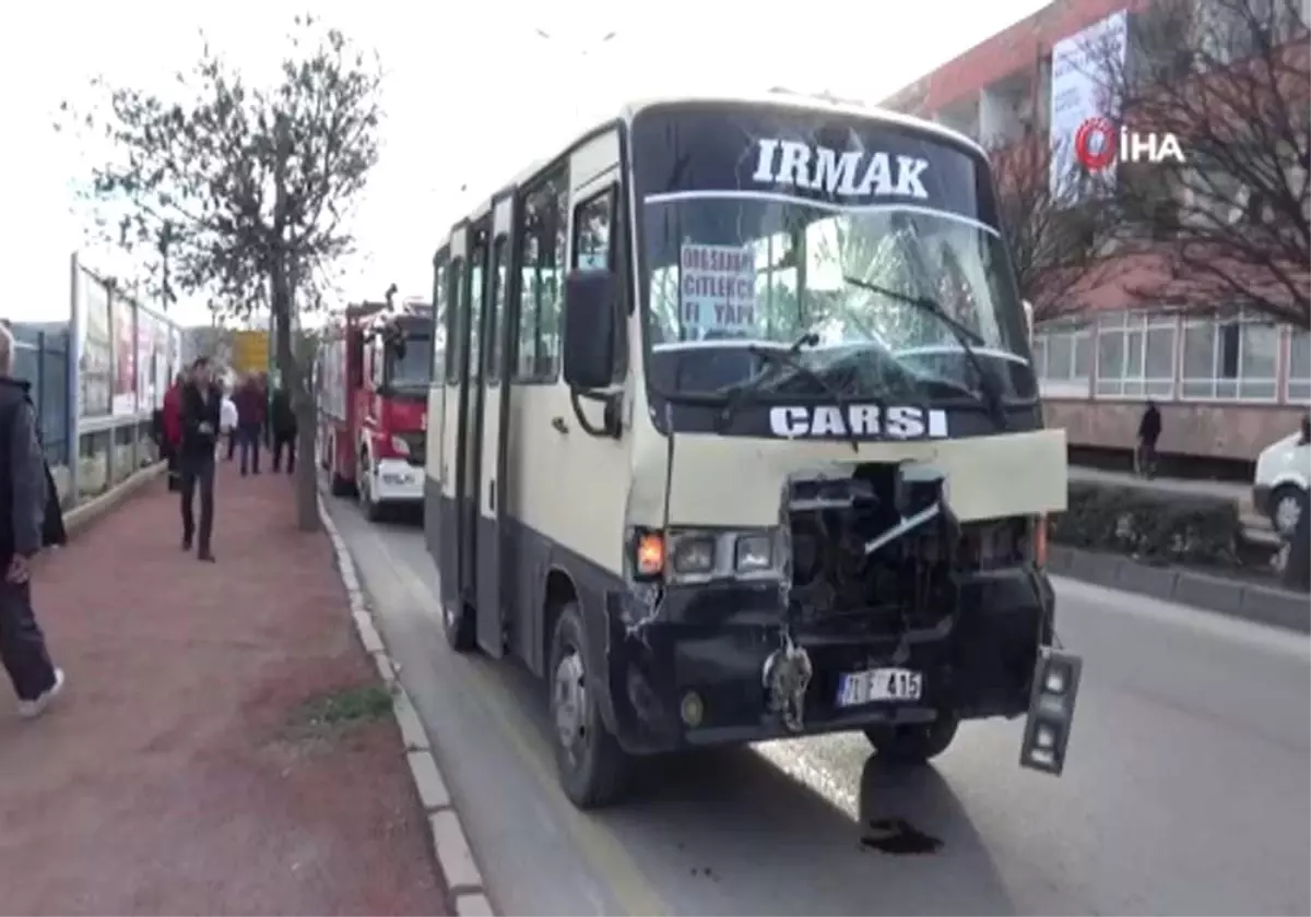 Öğrenci Servisi ile Midibüs Kafa Kafaya Çarpıştı: 3 Yaralı