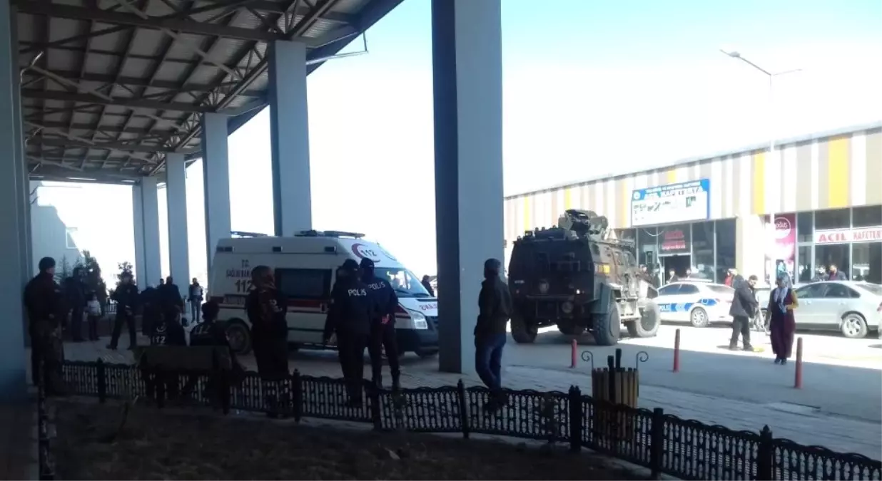 Polisleri Taşıyan Araçla Yolcu Minibüsü Çarpıştı: 17 Yaralı