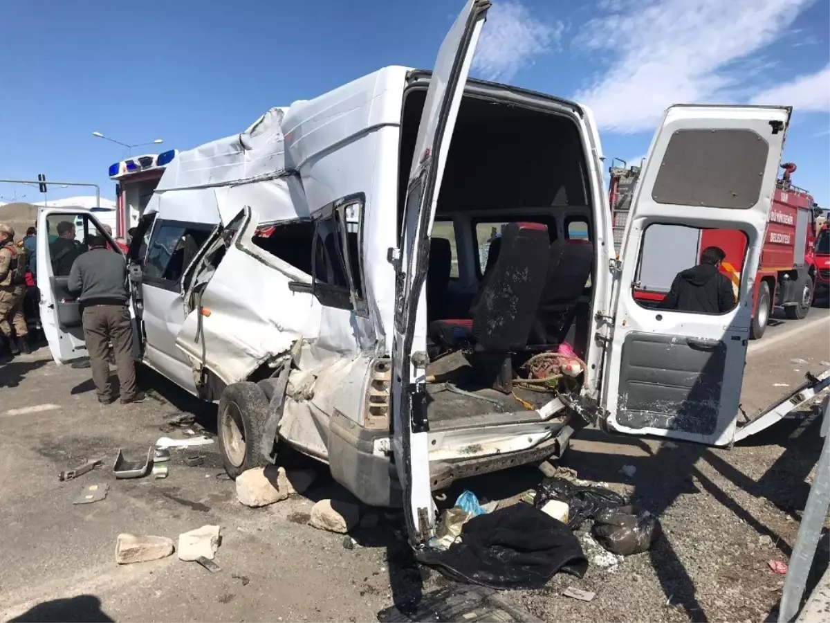 Polisleri Taşıyan Araçla Yolcu Minibüsü Çarpıştı: 2 Ölü, 15 Yaralı