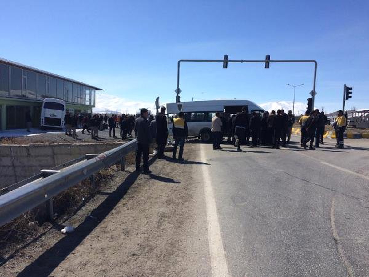Polisleri Taşıyan Midibüs ile Minibüs Çarpıştı: 6\'sı Polis, 17 Yaralı