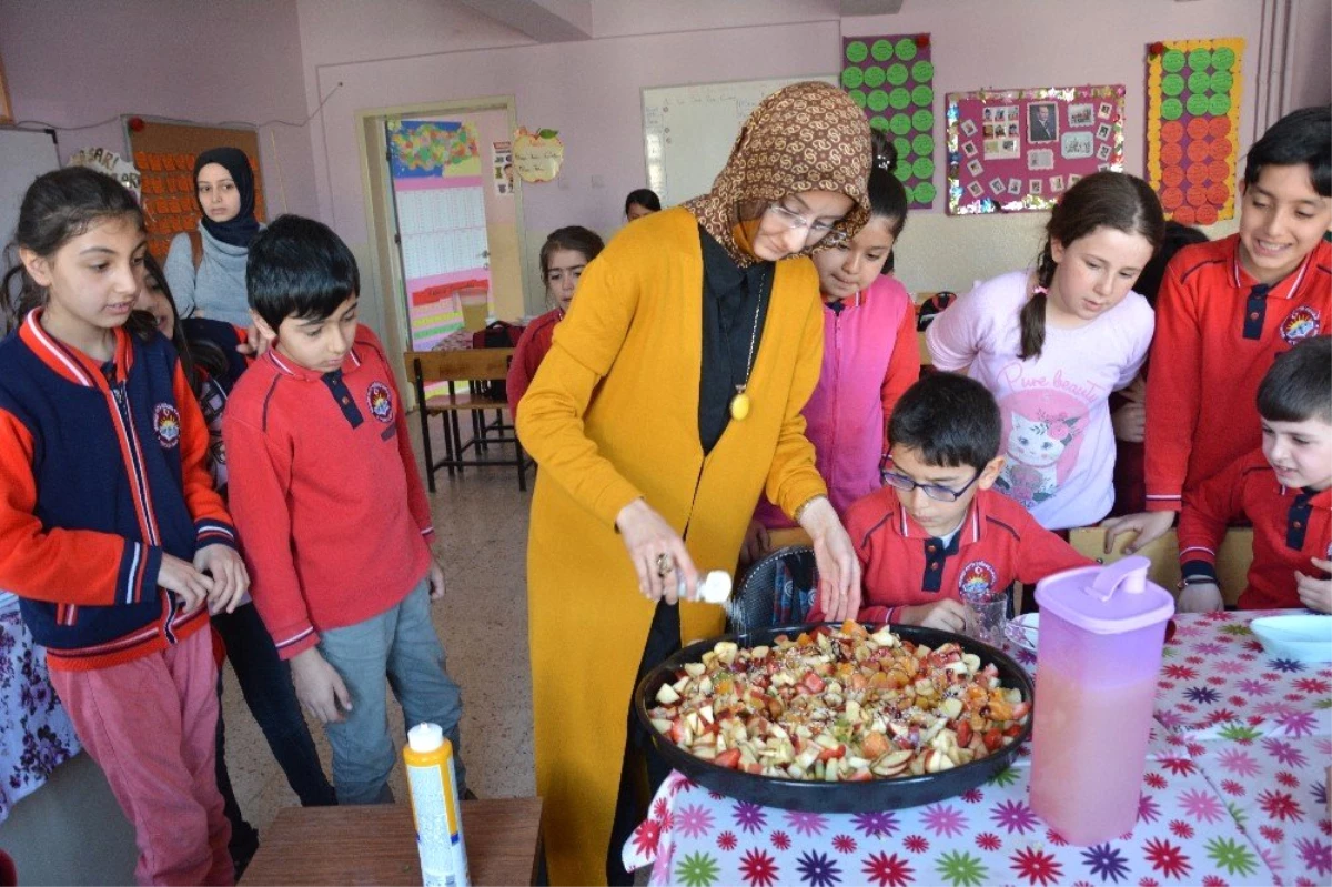 Saf Maddelerden Meyve Salatası Yaptılar