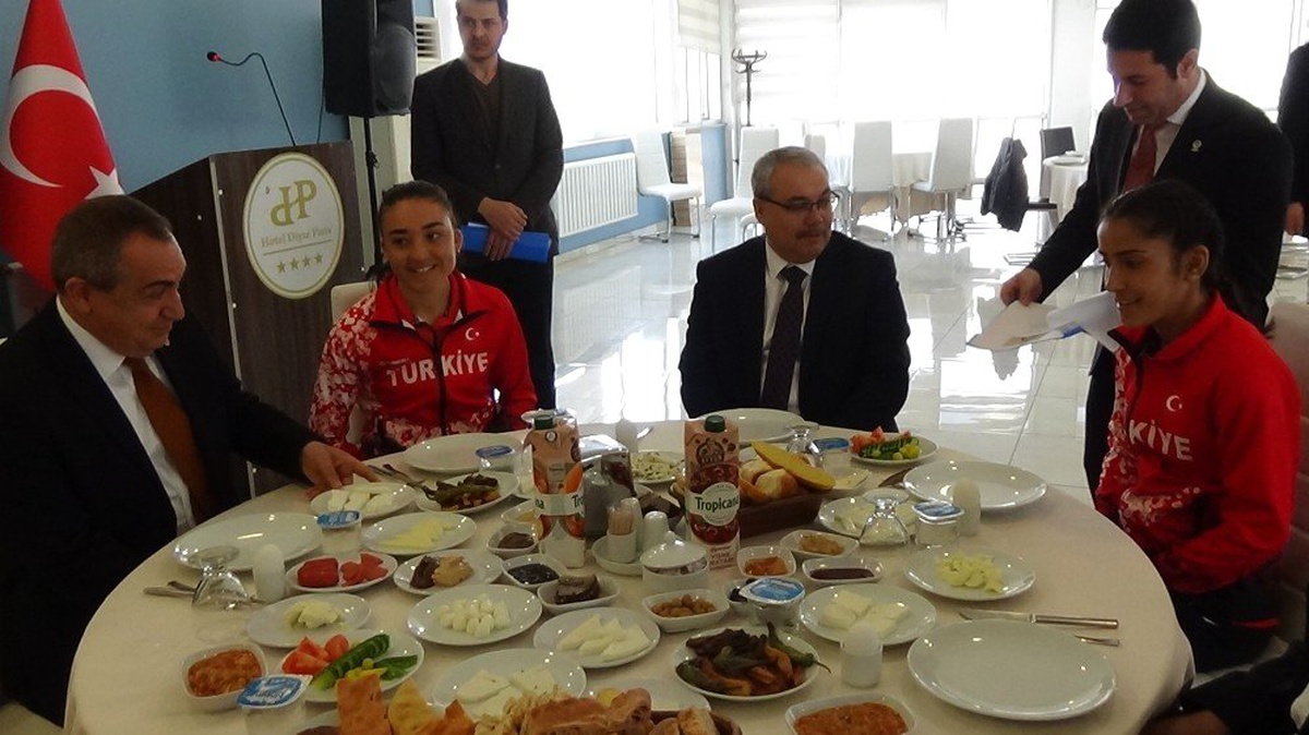 Tek Ayakkabıyla Koşan Akbingöl Altınla Ödüllendirildi