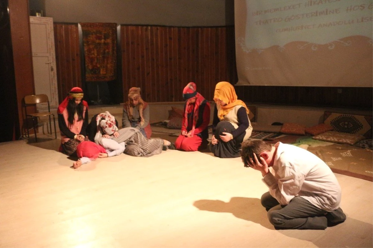 Ağrı\'da Lise Öğrencilerinden Tiyatro Gösterisi