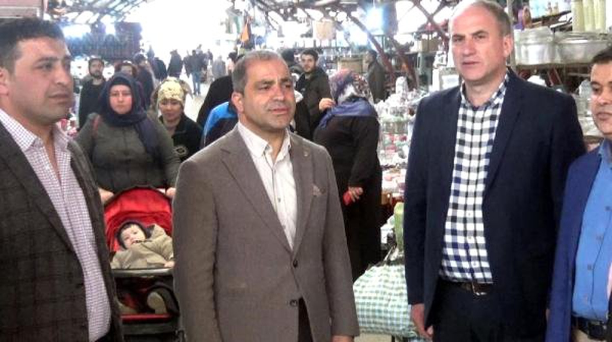 Alaşehir\'de Pazar Yerinde Birden İstiklal Marşı Çalındı