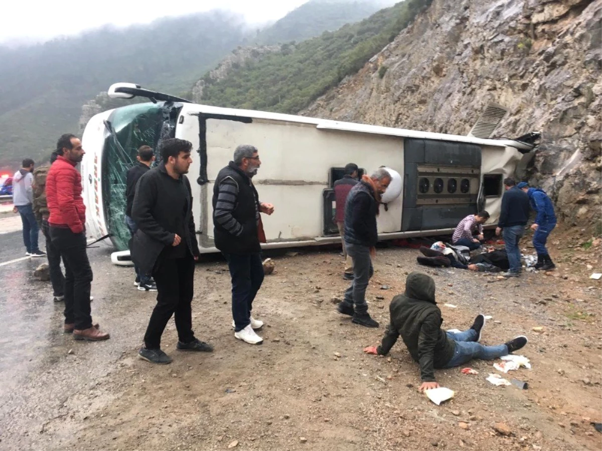Antalya\'da Yolcu Otobüsü Kaza Yaptı: 2\'si Ağır 15 Yaralı