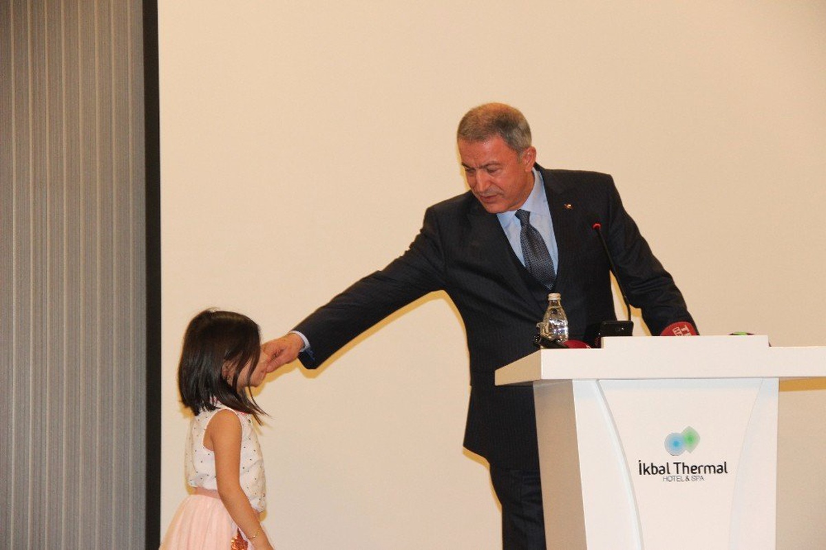 Bakan Akar, Konuşmasını Bölerek Küçük Çocuğu Sevdi