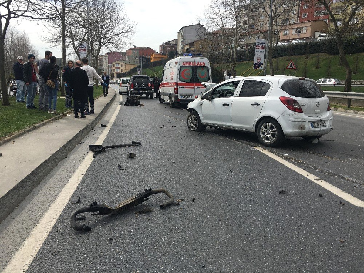 Bariyerlere Çarpan Otomobilin Motoru Ayrıldı