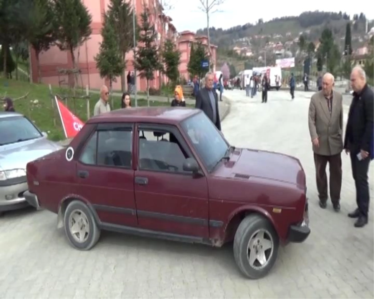 CHP\'liler AK Parti Konvoyunun Geçeceği Yolu Araçla Kapattı