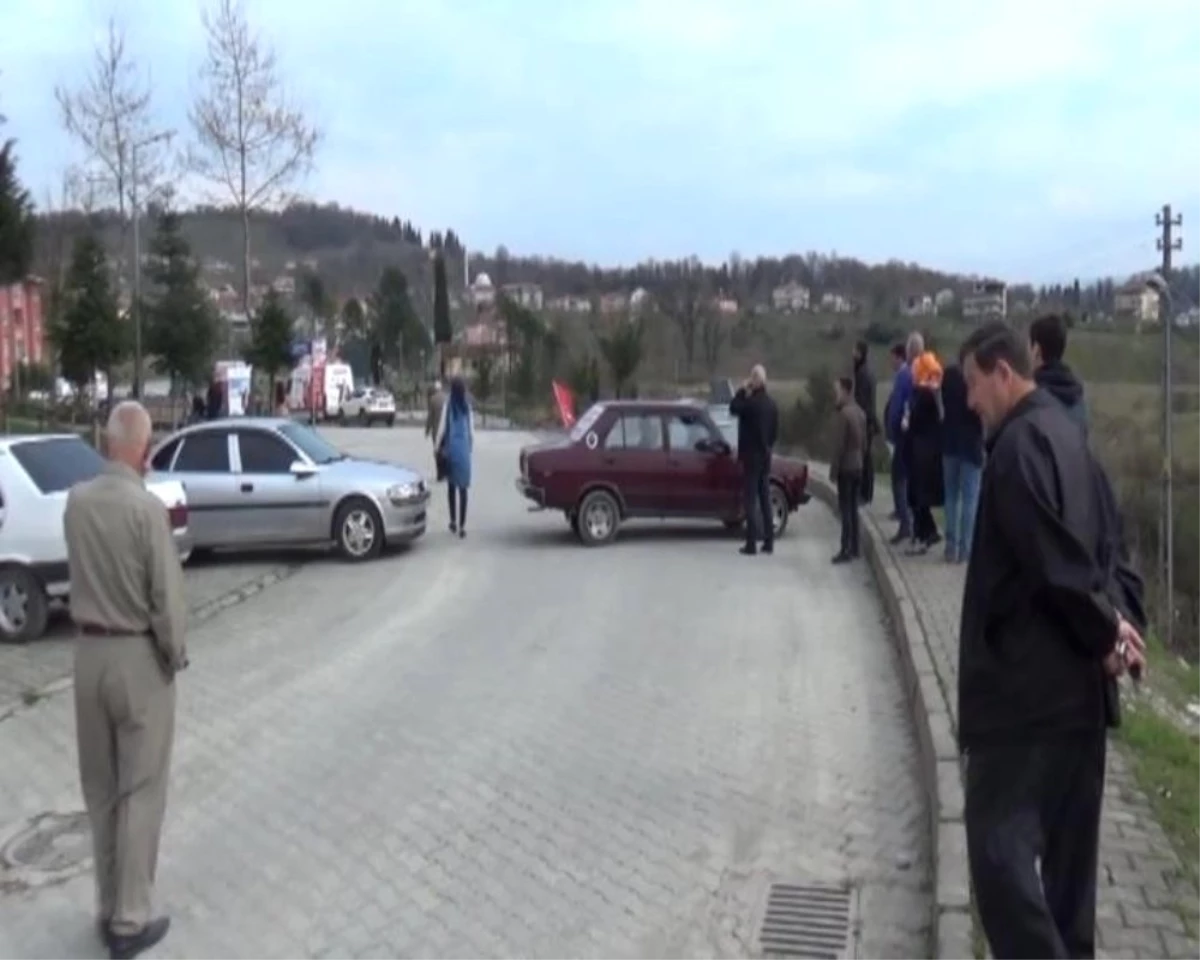 CHP\'liler AK Parti Konvoyunun Geçeceği Yolu Araçla Kapattı