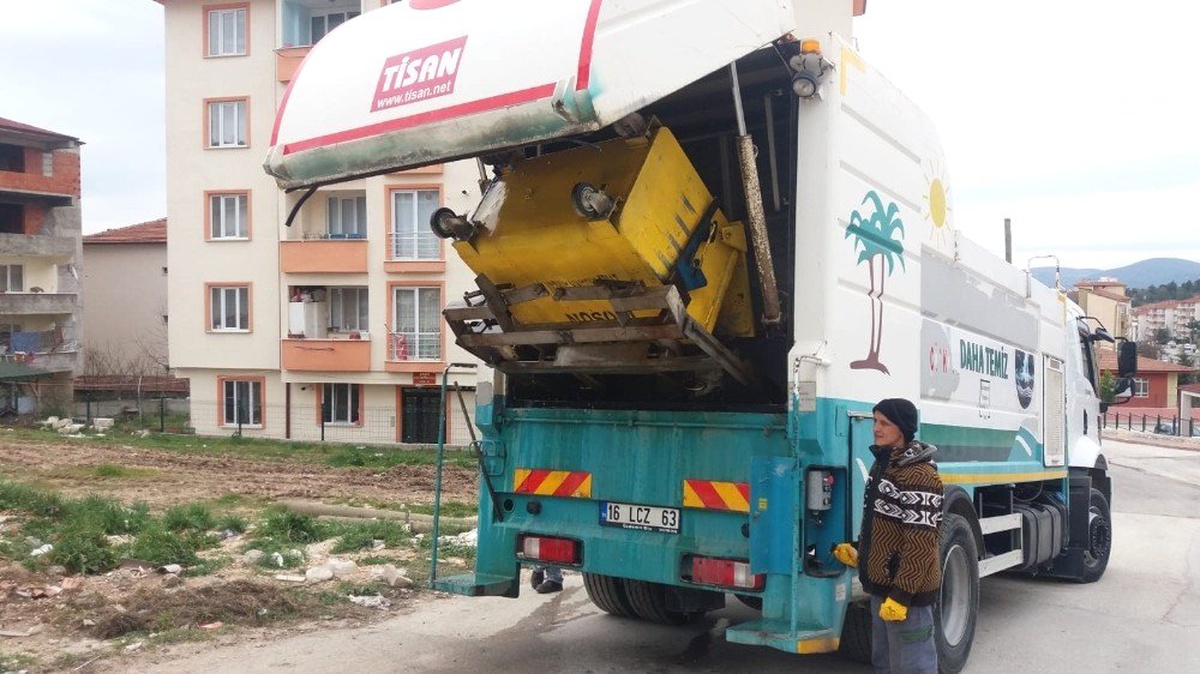 Çöp Konteynerleri Yıkanarak Dezenfekte Ediliyor
