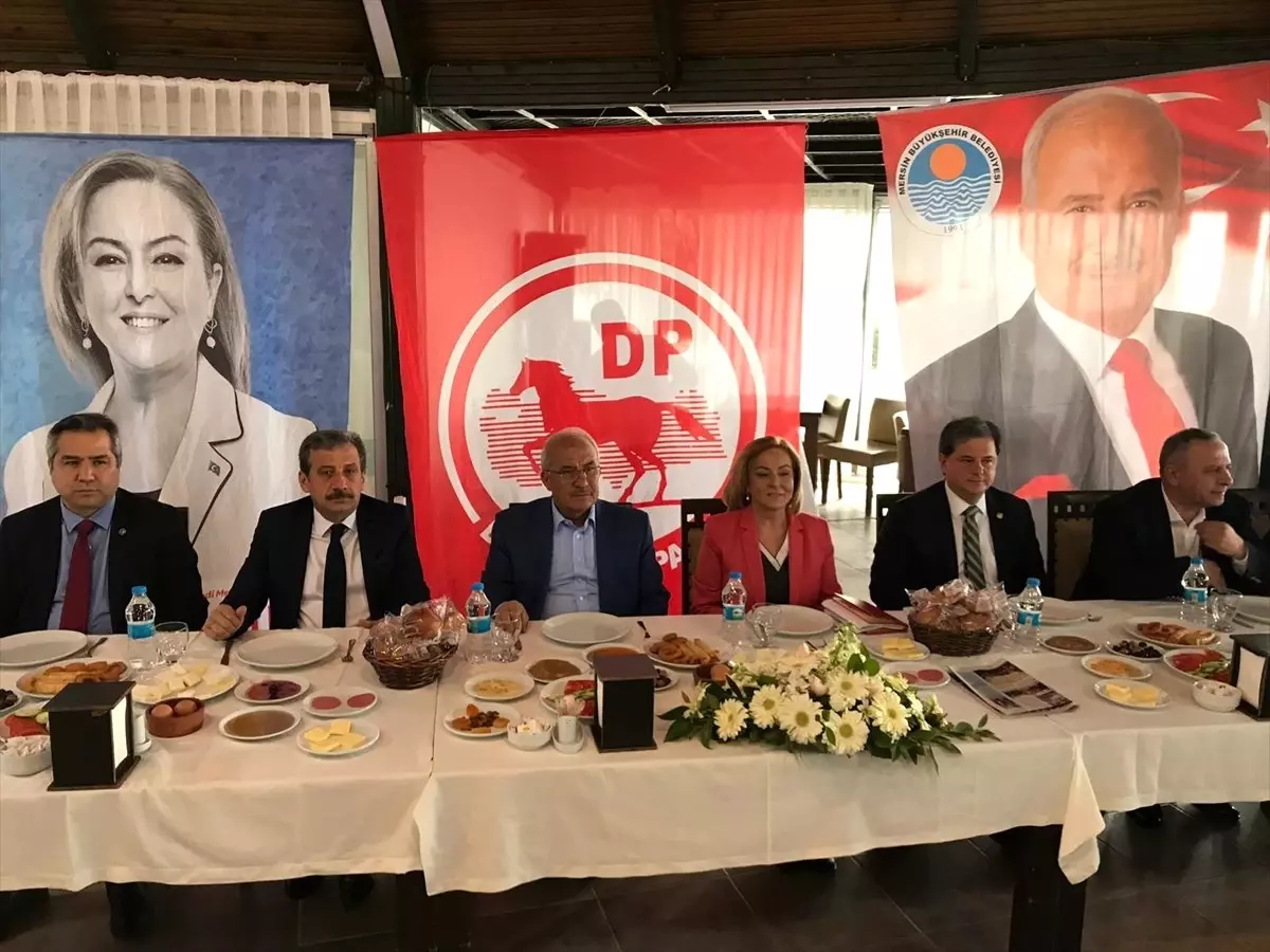 Demokrat Parti Adayı Yılmaz, Gazetecilerle Buluştu